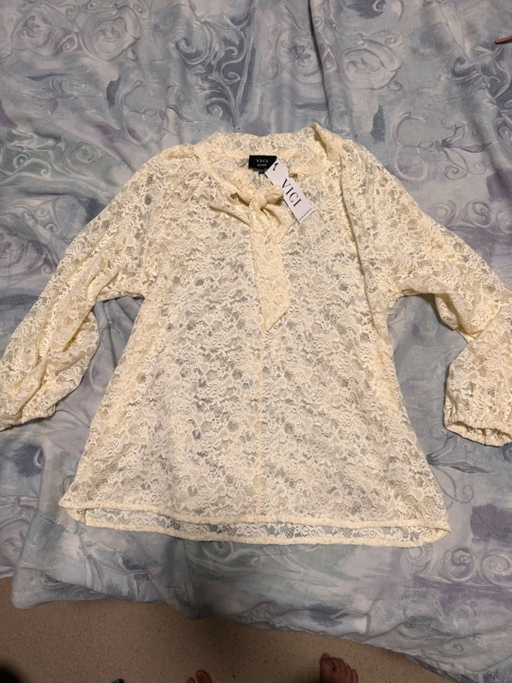 NWT Vici Ivory Lace Tie-Neck Blouse Womens Medium